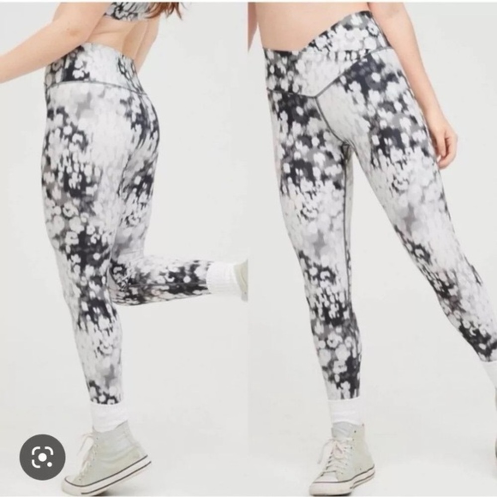Offline by Aerie Shine High Waist Crossover Leggings in Silver Shadow Small